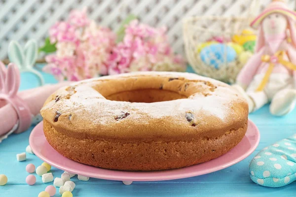 Pembe plaka ile lezzetli Paskalya kek — Stok fotoğraf