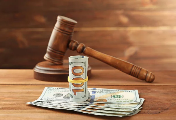 Dinero y mazo del juez — Foto de Stock