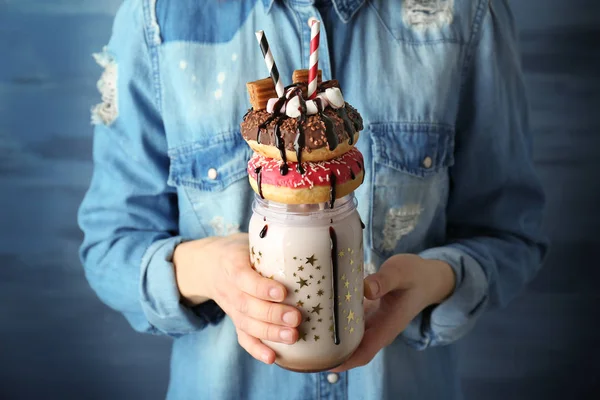 Fille tenant milkshake avec des beignets — Photo