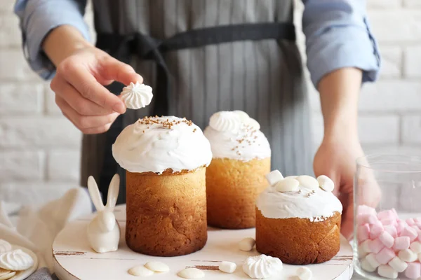 Donna decorazione torta di Pasqua — Foto Stock