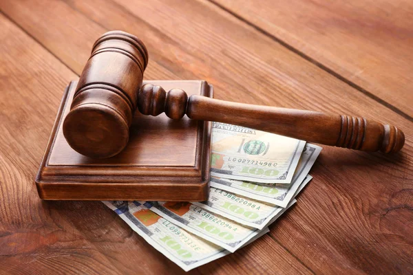Soudcova kladívka a dolar bankovky — Stock fotografie