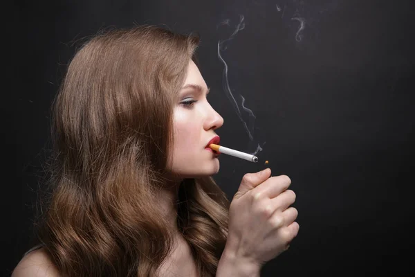 Portret piękna kobieta z papierosem — Zdjęcie stockowe