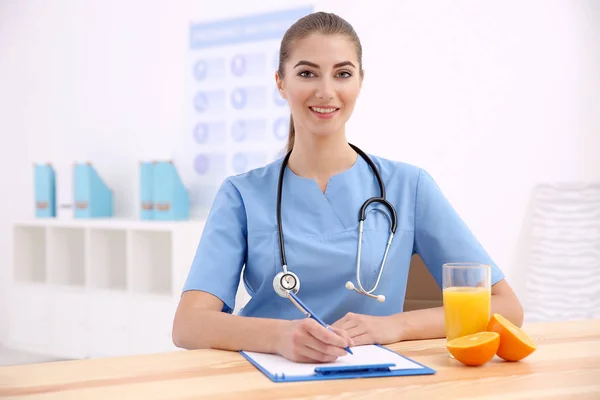 Jovem nutricionista feminina — Fotografia de Stock