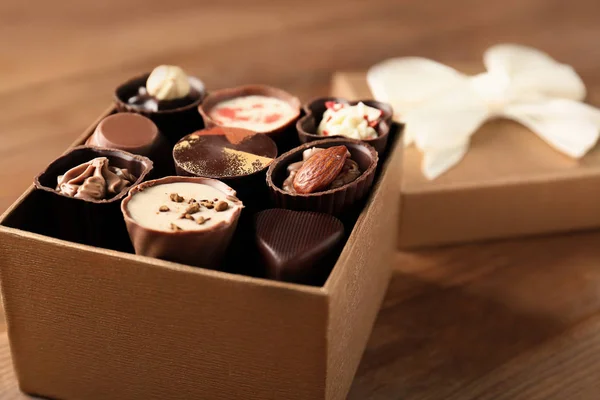 Caja de regalo con deliciosos caramelos — Foto de Stock