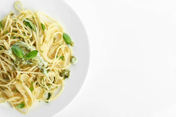 Placa con deliciosa pasta sobre fondo blanco — Foto de Stock