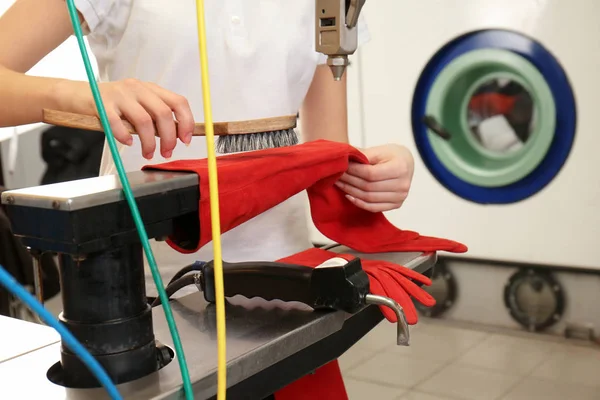 Trabajadora en salón de limpieza en seco — Foto de Stock