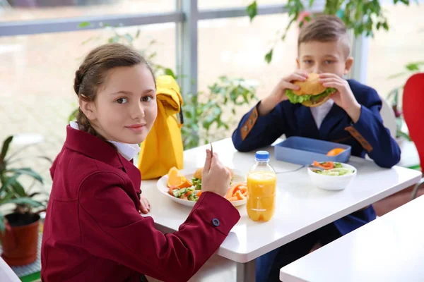 Barn Som Sitter Vid Matbordet Medan Äter Lunch — Stockfoto