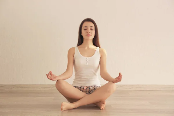 Jovem mulher praticando Yoga — Fotografia de Stock