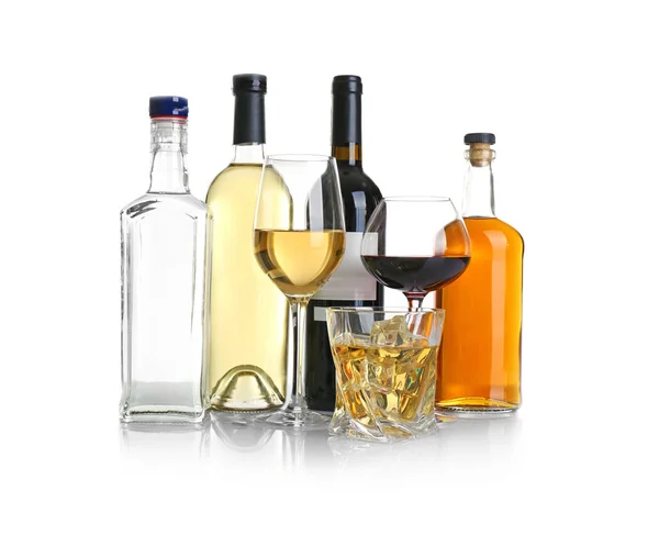 Diferentes botellas de vino y licores — Foto de Stock