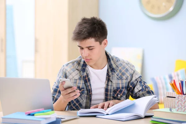 Nastolatek, nauki w domu — Zdjęcie stockowe