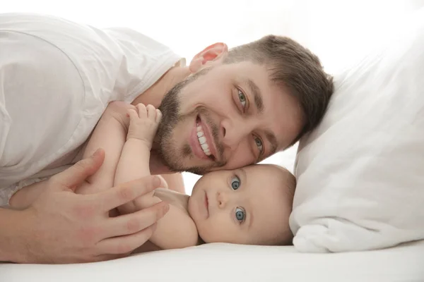 Père couché avec bébé fille mignonne — Photo