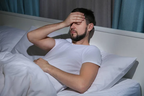 Jeune homme souffrant de maux de tête — Photo