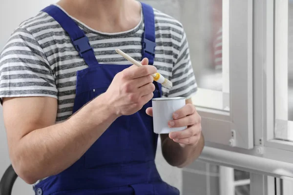 Jonge werknemers schilderij venster — Stockfoto