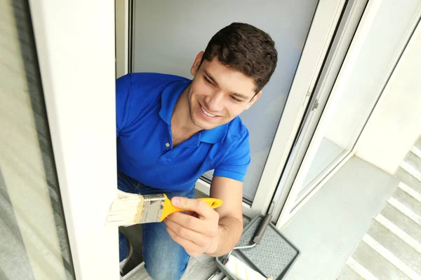 Hombre pintando ventana en casa —  Fotos de Stock