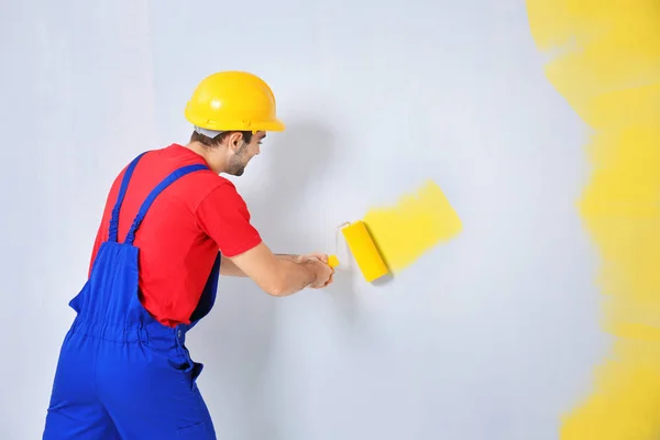 Arbeiter streichen Wand — Stockfoto