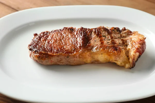 Teller mit leckerem Steak — Stockfoto