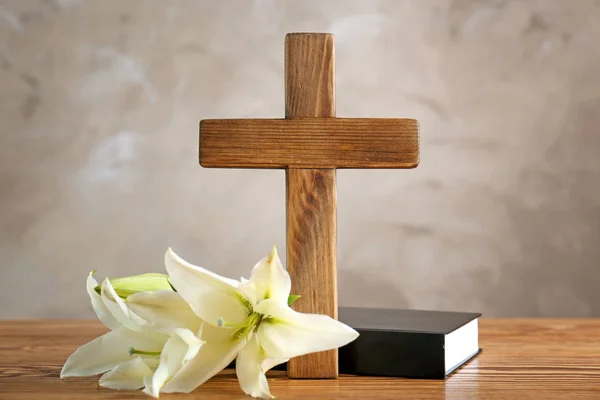 Croix en bois, Bible et lys blanc — Photo