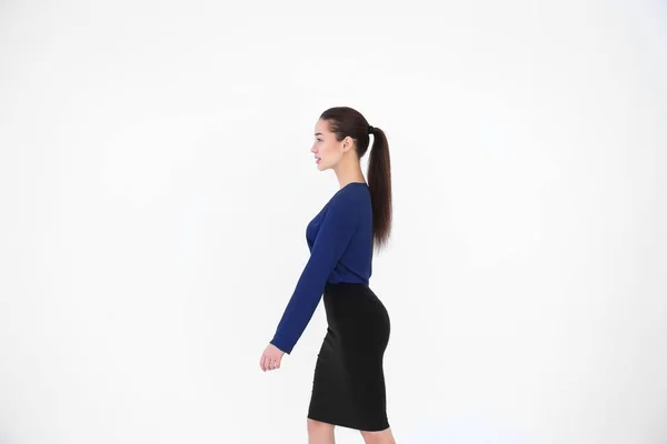 Conceito de postura. Jovem mulher no fundo branco — Fotografia de Stock