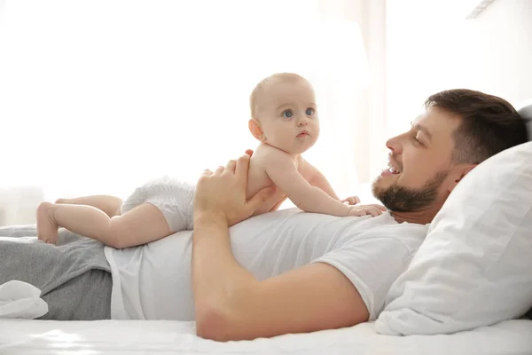 Padre acostado con linda hija bebé — Foto de Stock