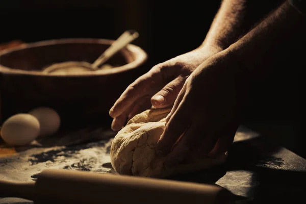 Ο άνθρωπος κάνει την ζύμη στην κουζίνα — Φωτογραφία Αρχείου