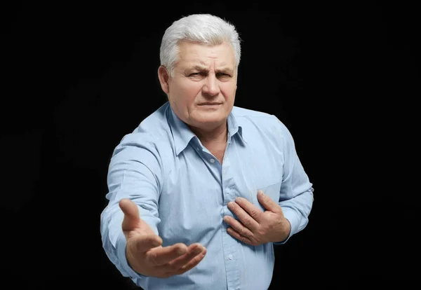 Hombre que sufre de un ataque al corazón —  Fotos de Stock