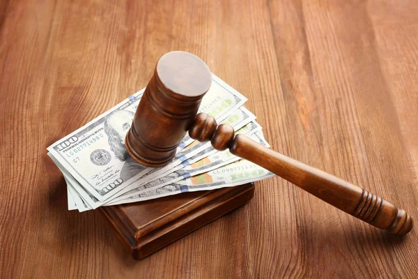 Judge's hamer en dollar biljetten — Stockfoto