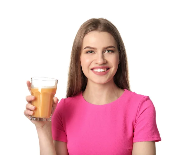 Жінка зі склянкою свіжого соку — стокове фото