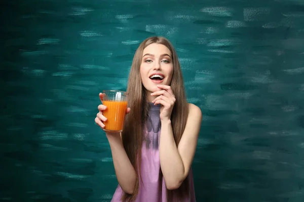 Mulher com copo de suco fresco — Fotografia de Stock