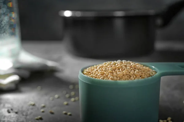 Szerves quinoa magokat a lapát — Stock Fotó