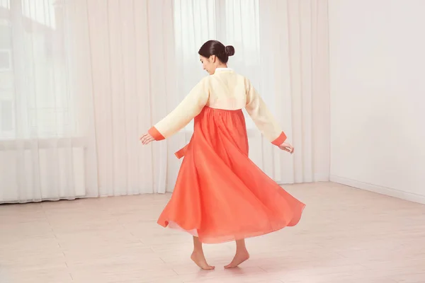 Femme en costume traditionnel coréen danse — Photo