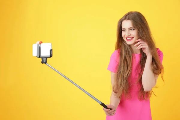 Belle jeune femme prenant selfie — Photo