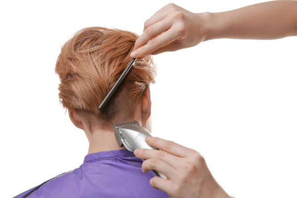 Friseur arbeitet mit Kundin auf weißem Hintergrund — Stockfoto