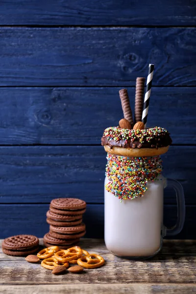 Milkshake, donut en snoep in glas — Stockfoto