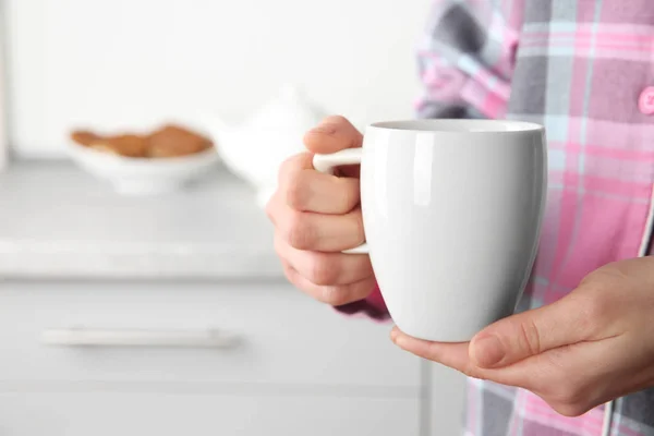 Mujer sosteniendo taza — Foto de Stock