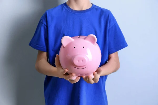 Copil drăguț cu bancă de porci — Fotografie, imagine de stoc