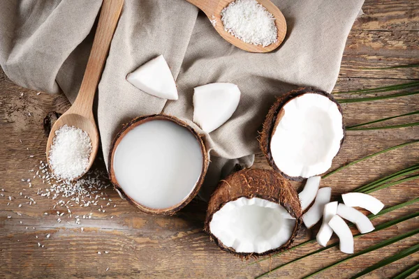 Složení s čerstvým kokosovým mlékem — Stock fotografie