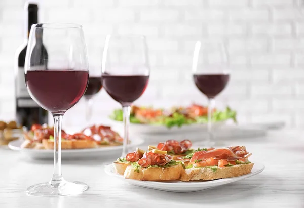 Sabroso bruschetta servido con vino — Foto de Stock