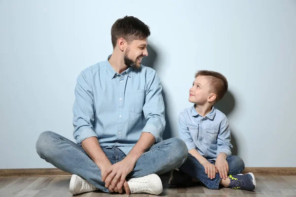 Otec a syn sedí na podlaze — Stockfoto