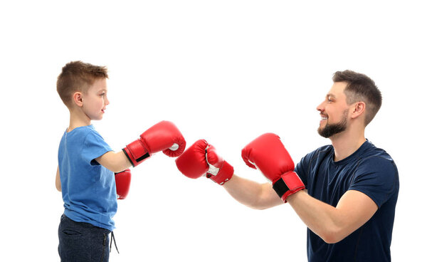 Отец и сын во время тренировки по боксу
