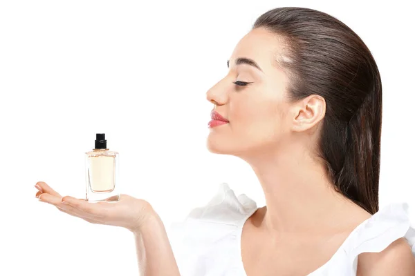 Mooie jonge vrouw met fles parfum — Stockfoto