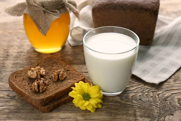 Sammansättning av mjölk och bröd — Stockfoto