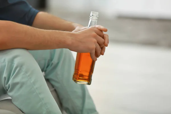 Hombre deprimido bebiendo whisky — Foto de Stock