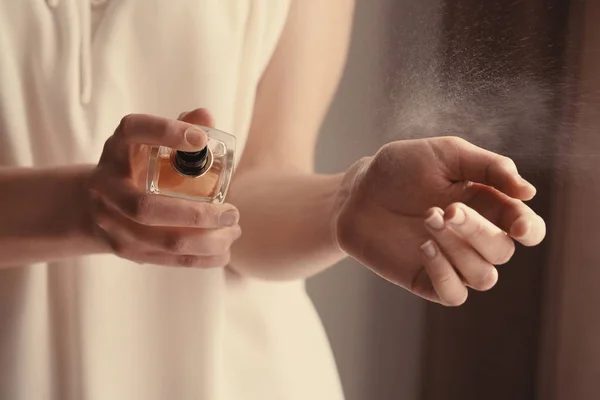 Jovem com garrafa de perfume — Fotografia de Stock