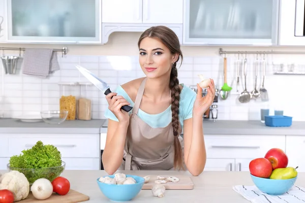 料理のコンセプトです。キッチンのナイフを持つ若い女性 — ストック写真