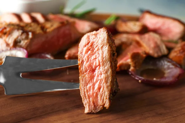 Gabel mit Stück gegrilltem Steak — Stockfoto