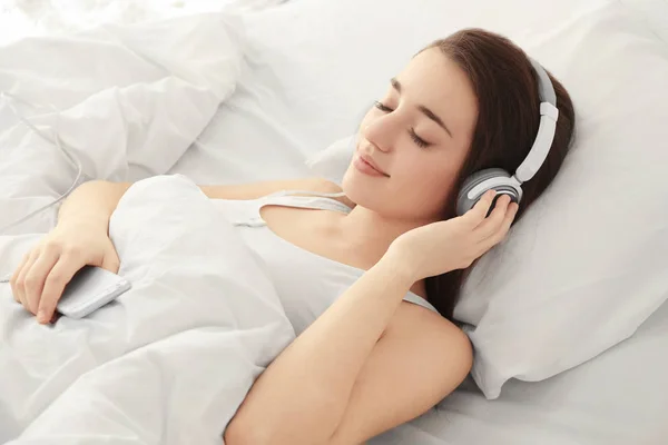 Mujer joven escuchando música —  Fotos de Stock