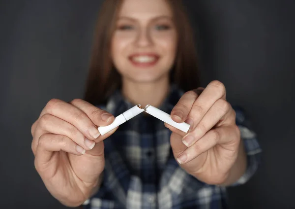 Kadın son dakika Sigara — Stok fotoğraf