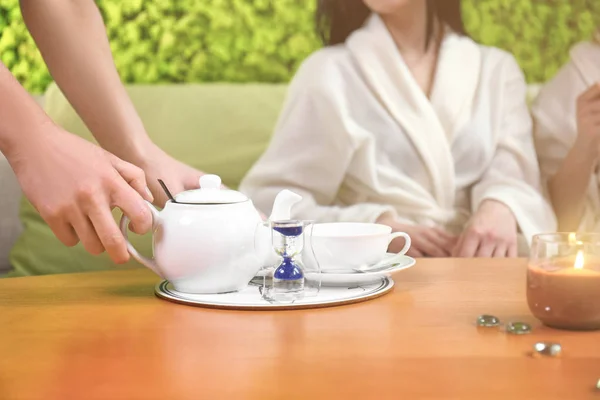 Handen van vrouw thee serveren — Stockfoto
