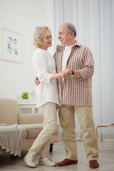 Feliz pareja de ancianos — Foto de Stock