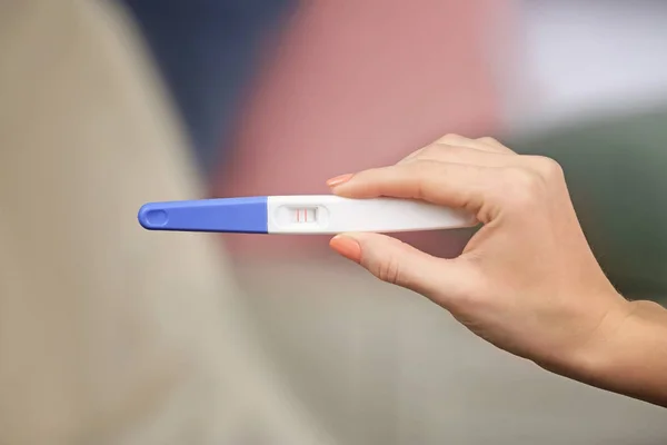 Тест на беременность в руке — стоковое фото